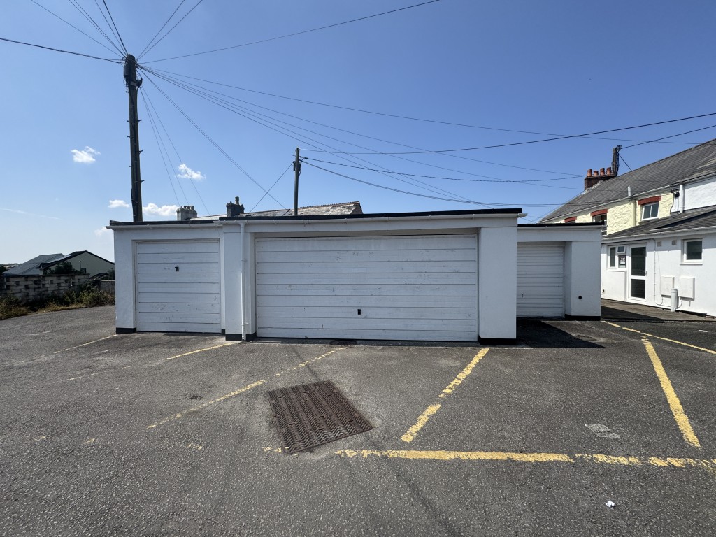 Lot: 65 - TWO STOREY COMMERCIAL UNIT WITH POTENTIAL, DETACHED BLOCK OF FOUR GARAGES AND CAR PARK - View of garages